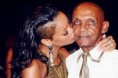 /album/fotogaleria-rihanna/rihanna-besa-a-su-abuelo-de-85-54393172468-54028874188-960-639-jpg/